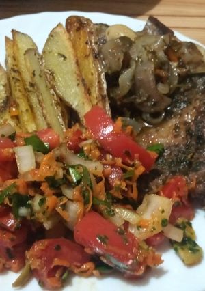Una foto de Carne al horno con papas y batatas con salsa schug