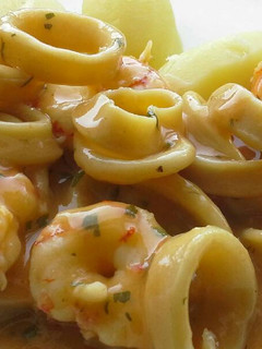 Una foto de Calamares con gambones