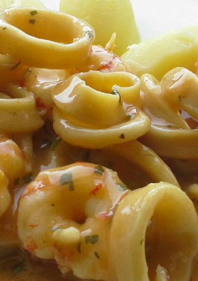 Una foto de Calamares con gambones