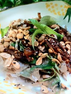 Hình của món Bánh tráng trộn cá cơm rim.