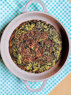 Una foto de Tortilla de acelga ☺️ un clásico con el plus de ensalada de pencas