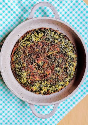 Una foto de Tortilla de acelga ☺️ un clásico con el plus de ensalada de pencas