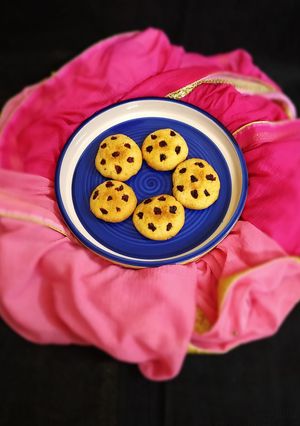 ভ্যানিলা এন্ড চকোলেট স্টাফড্  কুকিজ (vanilla and chocolate stuffed cookies recipe in Bengali) রেসিপির প্রধান ছবি