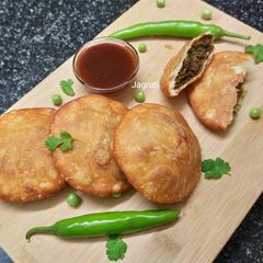 A picture of Khasta Matar Kachori.