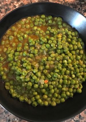 Una foto de Guisantes con cebolla y pimiento