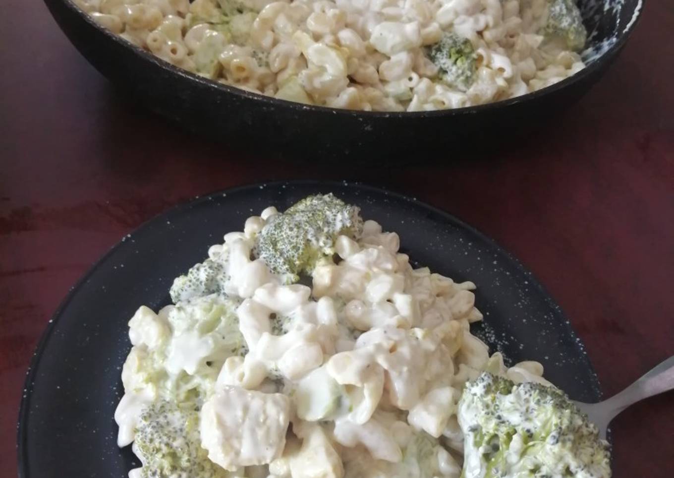 Ensalada de coditos con brócoli y pollo