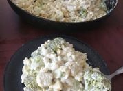 Una foto de ensalada de pasta con brocoli