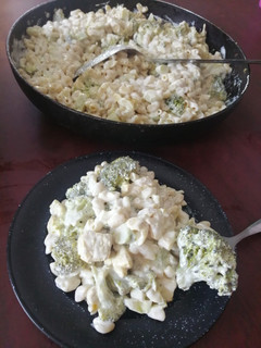 Una foto de Ensalada de coditos con brócoli y pollo