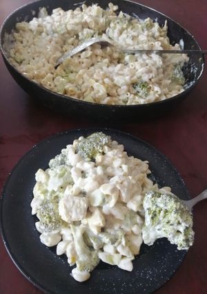 Una foto de Ensalada de coditos con brócoli y pollo