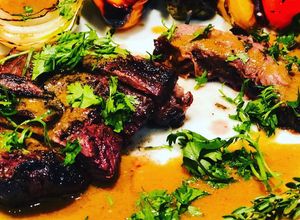 Una foto de Whisky Tandoori Skirt Steak - Entraña en salsa Tandoori y Whisky con Pimentones Coloreados