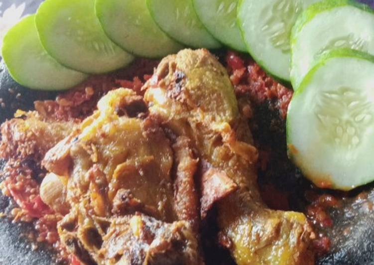 How to Prepare Delicious Ayam bumbu kuning sambel terasi.