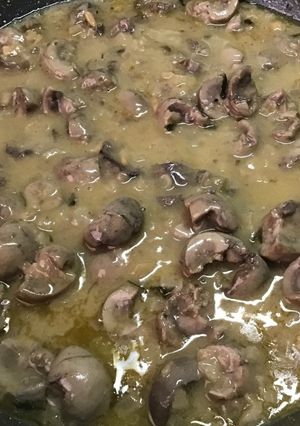 Una foto de Riñones de cordero encebollados al vino blanco y coñac