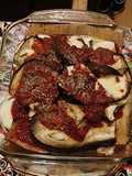 Berenjenas gratinadas con salsa de tomate y queso derretido
