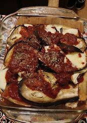 Una foto de Berenjenas gratinadas con salsa de tomate y queso derretido