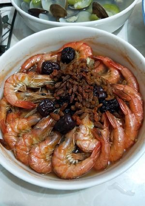 A picture of Rice Cooker Shaoxing Shrimp.