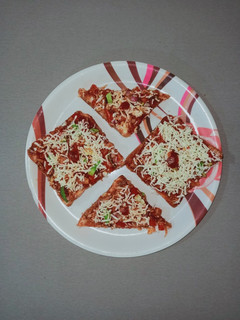 બ્રેડ પીઝા (Bread Pizza Recipe in Gujarati) રેસીપી મુખ્ય ફોટો