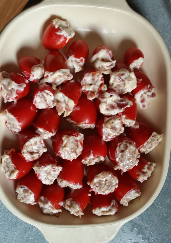A picture of Cherry tomato BLT's.