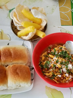 મિસળ પાઉં (Misal Pav Recipe In Gujarati) રેસીપી મુખ્ય ફોટો