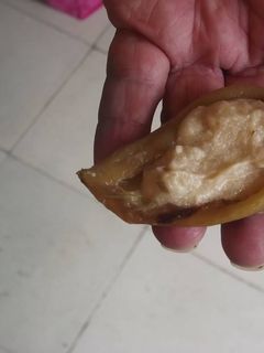Una foto de Chile güero relleno de pure de platano y hummus
