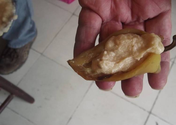 Chile güero relleno de pure de platano y hummus