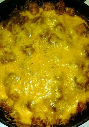 A picture of Geralds chili cheese tots with brats.