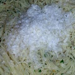 A picture of Spaghetti with garlic and olive oil.