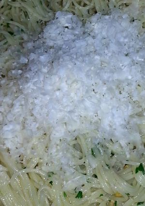 A picture of Spaghetti with garlic and olive oil.