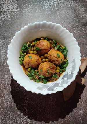 A picture of Egg peas masala.