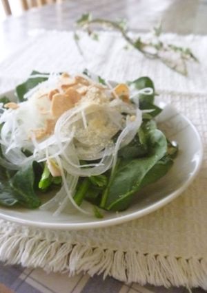 A picture of Spinach and Onion Popeye Salad.