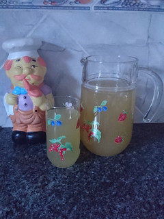Una foto de Agua de manzana 🍎 sin azúcar pero dulce 😁 💪