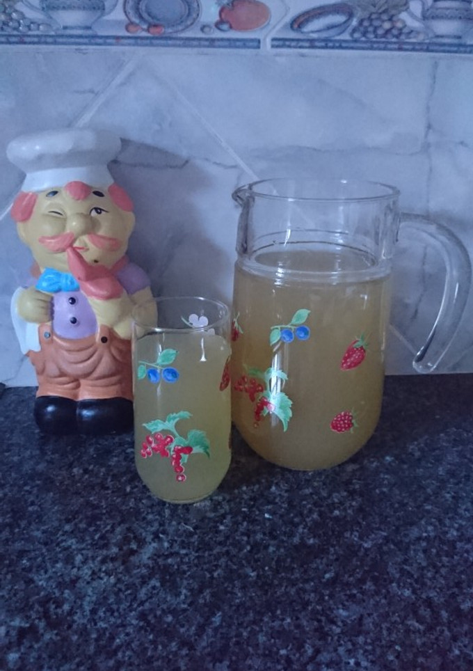 Una foto de Agua de manzana 🍎 sin azúcar pero dulce 😁 💪
