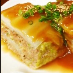 A picture of Layered and Steamed Chinese Cabbage Leaves and Pork Mince.