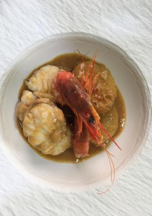 Una foto de Rape con patatas y gamba roja