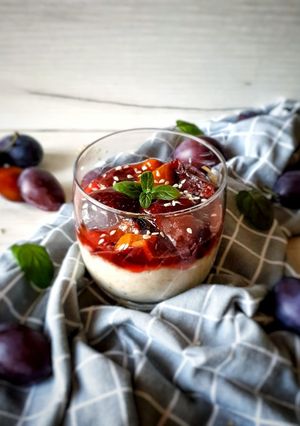 Zdjęcie przepisu Owsianka z karmelizowanymi śliwkami w miodzie malinowym.