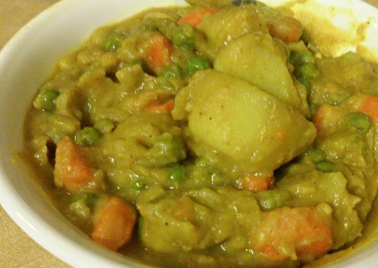 Easy Meal Ideas of Curry Potatoes with Peas and Carrots