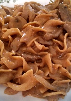 A picture of Beef stroganoff.