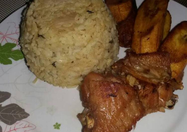 Curry rice with fried chicken and plantain