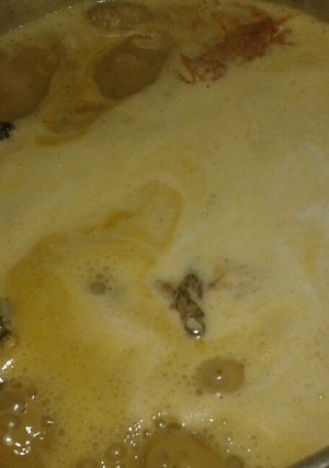 Una foto de Consomé de pescado con coco