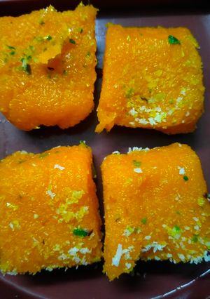 मूंग की दाल की बर्फी (moong ki dal ki barfi recipe in Hindi) रेसिपी मुख्य फोटो