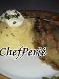 Chuletas de cerdo en crema de hongos y chorizo con puré de papas