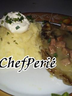 Una foto de Chuletas de cerdo en crema de hongos y chorizo con puré de papas