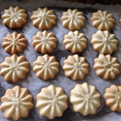 A picture of Piped Vanilla Cookies.