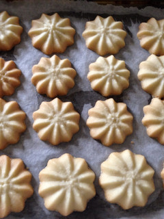 A picture of Piped Vanilla Cookies.