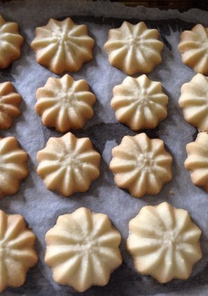 A picture of Piped Vanilla Cookies.