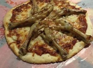 Una foto de Pizza con patitas de pollo