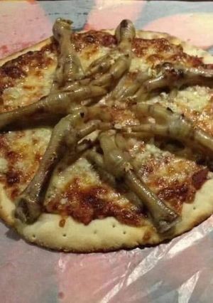Una foto de Pizza con patitas de pollo