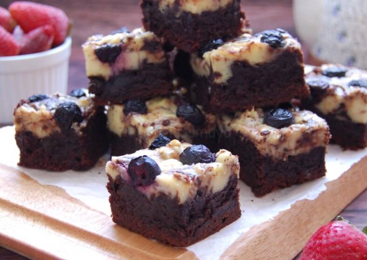 Cara Gampang Menyiapkan Blueberry Brownies Cheesecake yang Enak
