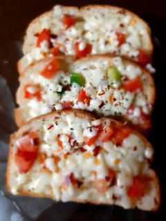 ગાર્લિક બ્રેડ (Garlic Bread Recipe in Gujarati) રેસીપી મુખ્ય ફોટો