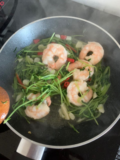 蒜香蝦仁炒豌豆苗 的食譜成品照片