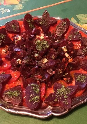 Une photo de Salade de betteraves aux tomates, bleu d'Auvergne et herbes sauce balsamique